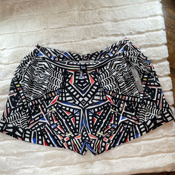 NWT! Tart Collections Geometric Print Shorts - Picture 4 of 4